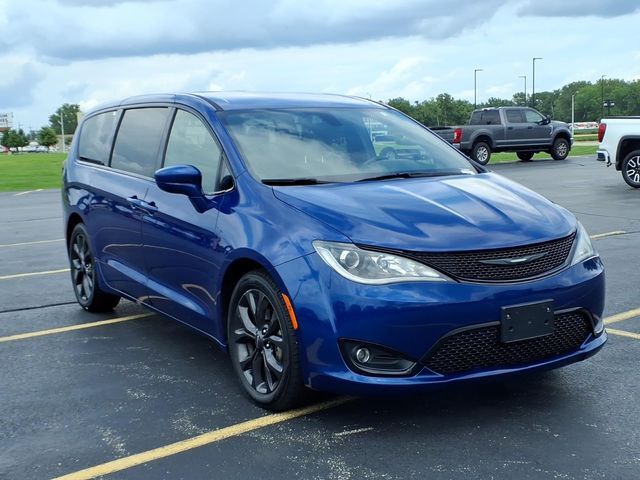 2019 Chrysler Pacifica Touring Plus — photo 1 of 13