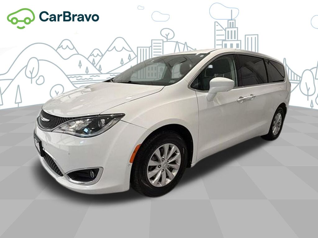 2019 Chrysler Pacifica Touring Plus — photo 1 of 6