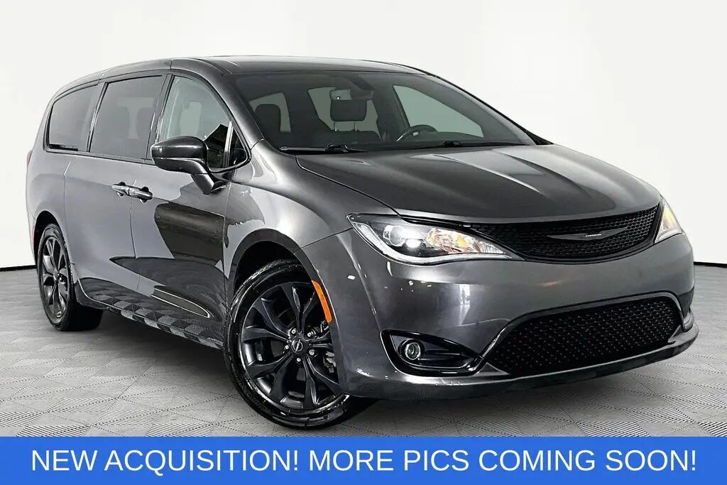 2020 Chrysler Pacifica Touring — photo 1 of 13