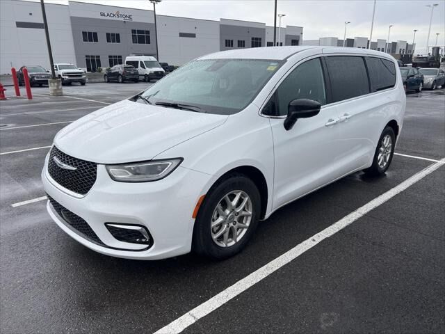 2024 Chrysler Pacifica Touring — photo 1 of 5