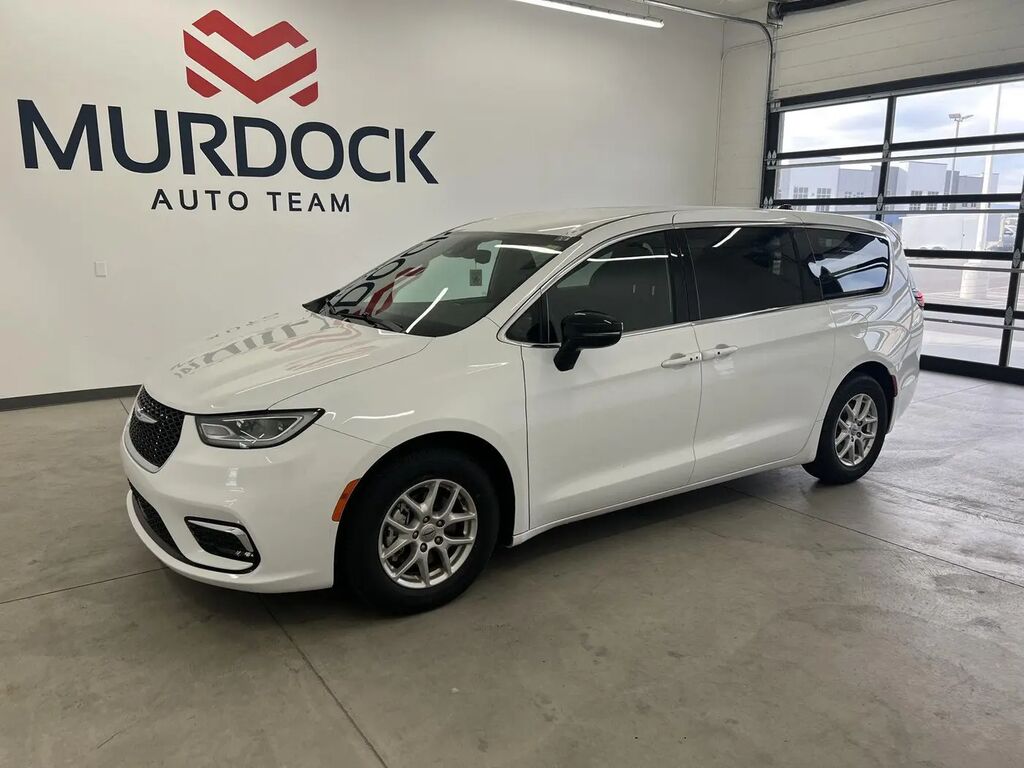 2024 Chrysler Pacifica Touring — photo 1 of 13