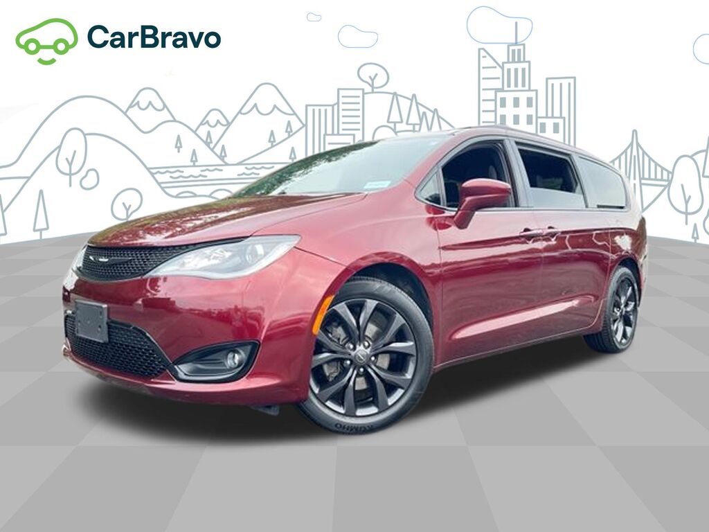 2019 Chrysler Pacifica Touring Plus — photo 1 of 6