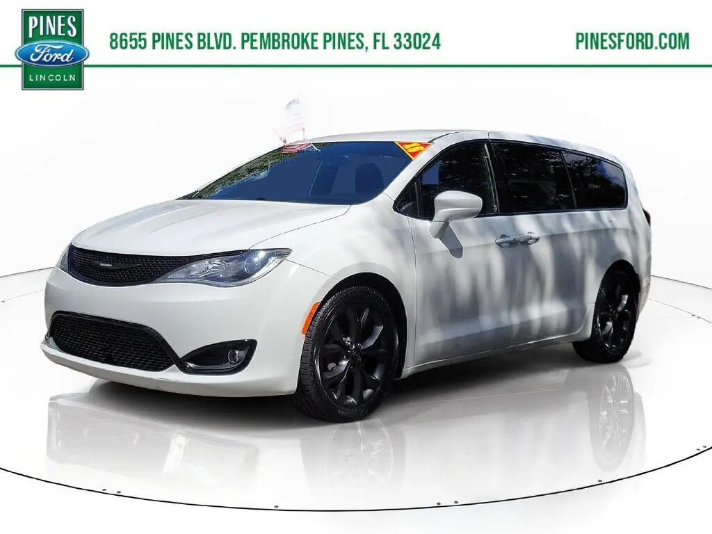 2018 Chrysler Pacifica Touring Plus — photo 1 of 13