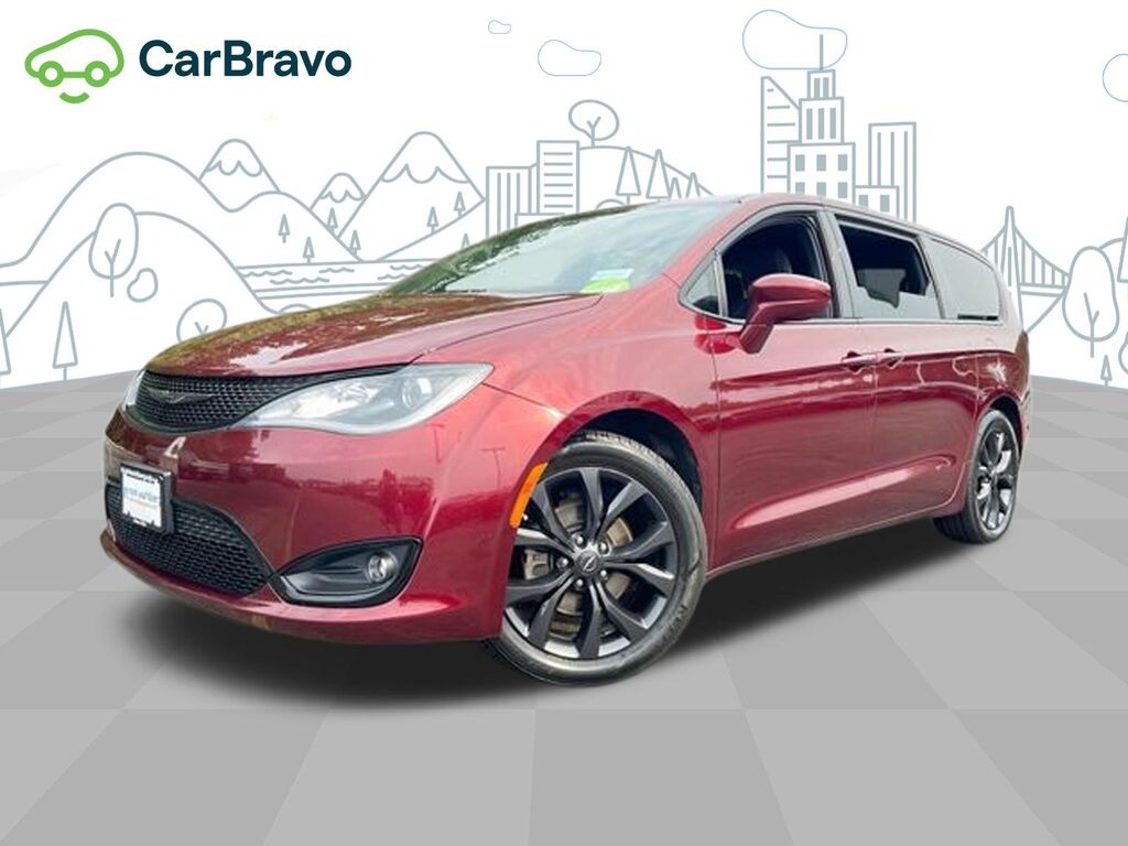 2018 Chrysler Pacifica Touring Plus — photo 1 of 6