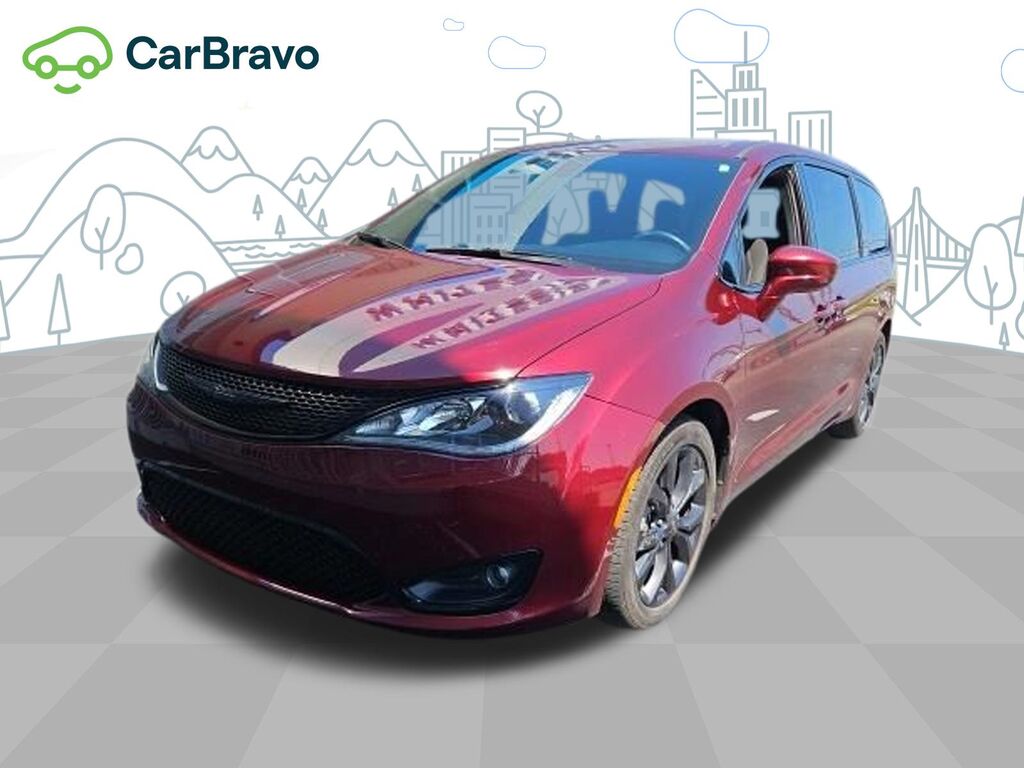 2020 Chrysler Pacifica Touring — photo 1 of 7