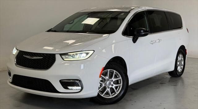 2024 Chrysler Pacifica Touring — photo 1 of 13