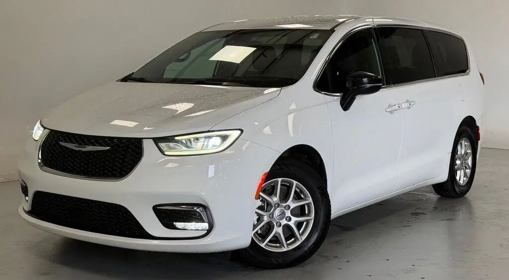 2024 Chrysler Pacifica Touring — photo 1 of 13