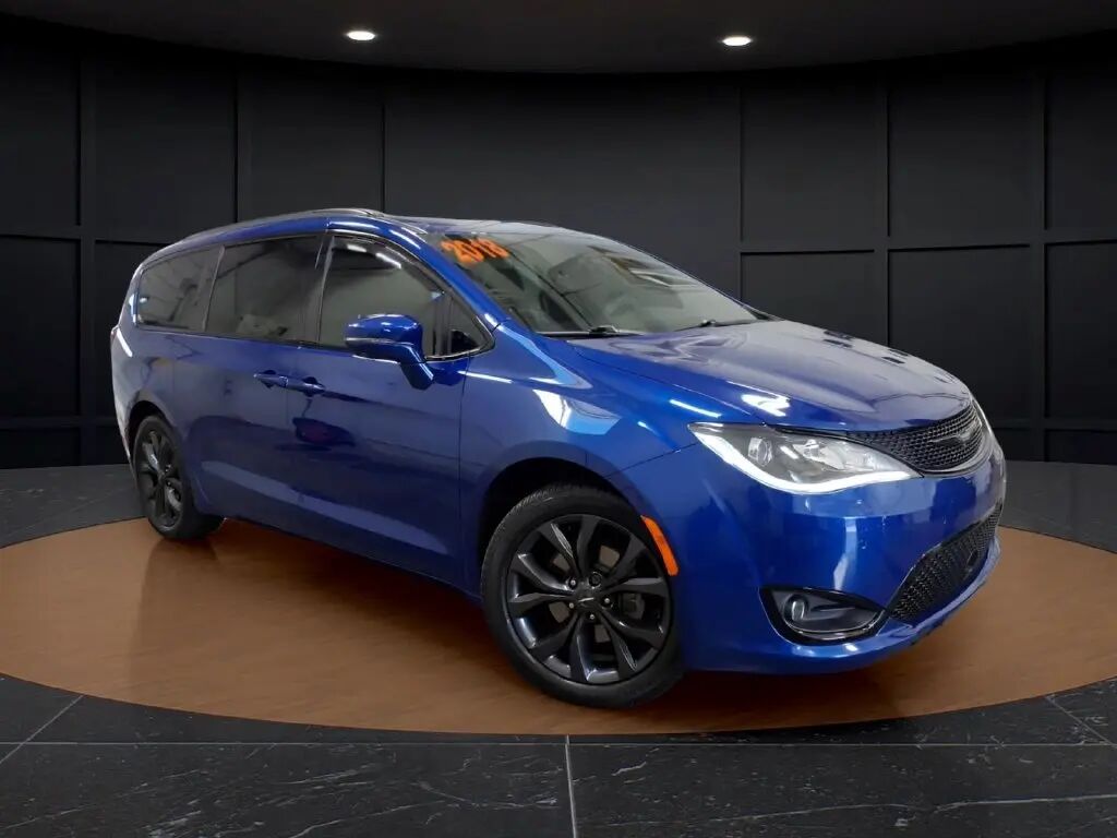 2018 Chrysler Pacifica Limited — photo 1 of 13