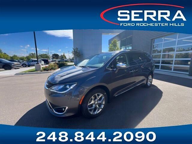 2019 Chrysler Pacifica Limited — photo 1 of 13