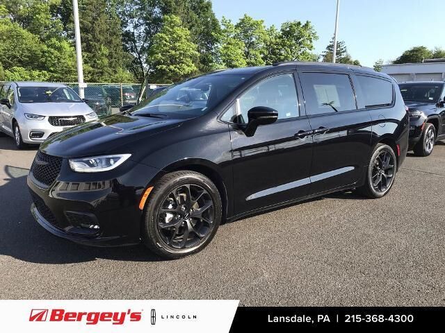 2025 Chrysler Pacifica Limited — photo 1 of 24