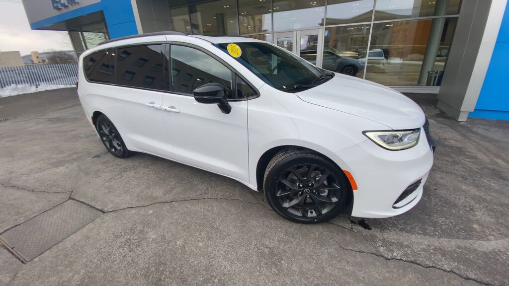 2025 Chrysler Pacifica Limited — photo 1 of 7