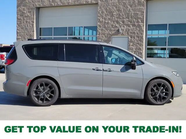 2025 Chrysler Pacifica Limited — photo 1 of 15