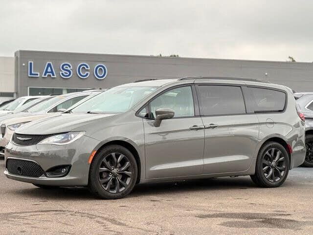 2020 Chrysler Pacifica Limited — photo 1 of 14