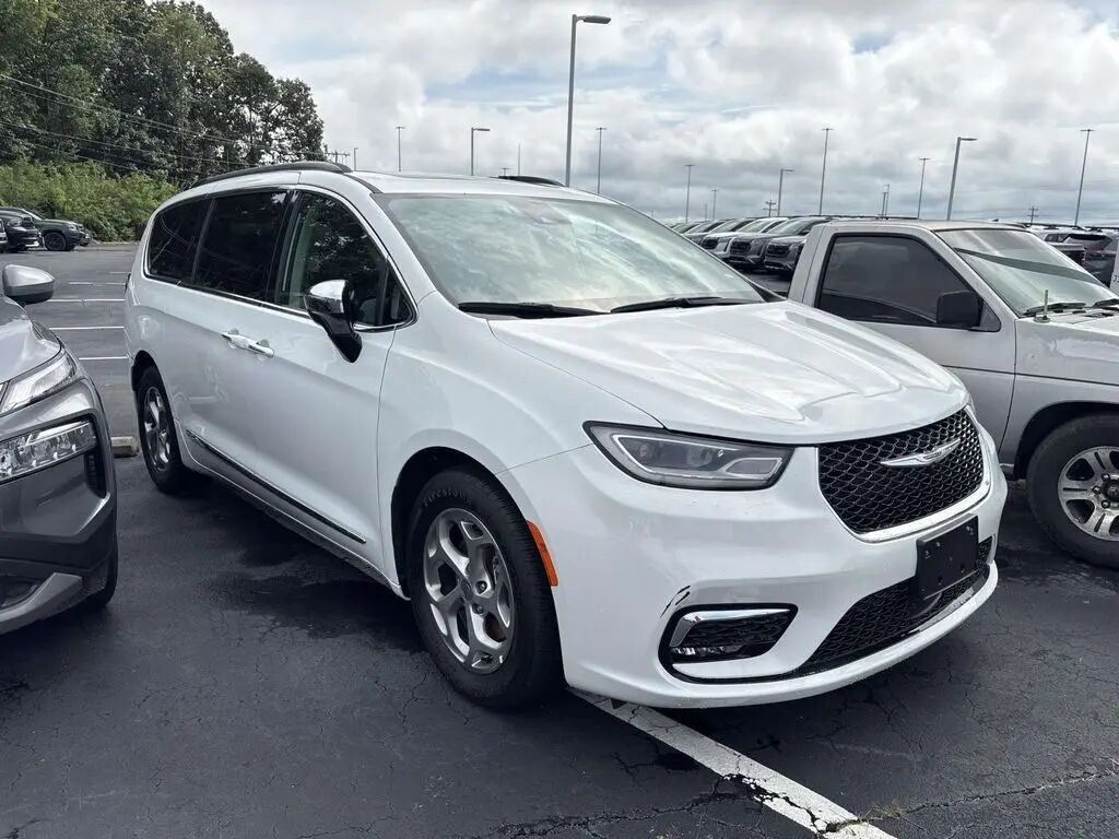 2023 Chrysler Pacifica Limited — photo 1 of 9