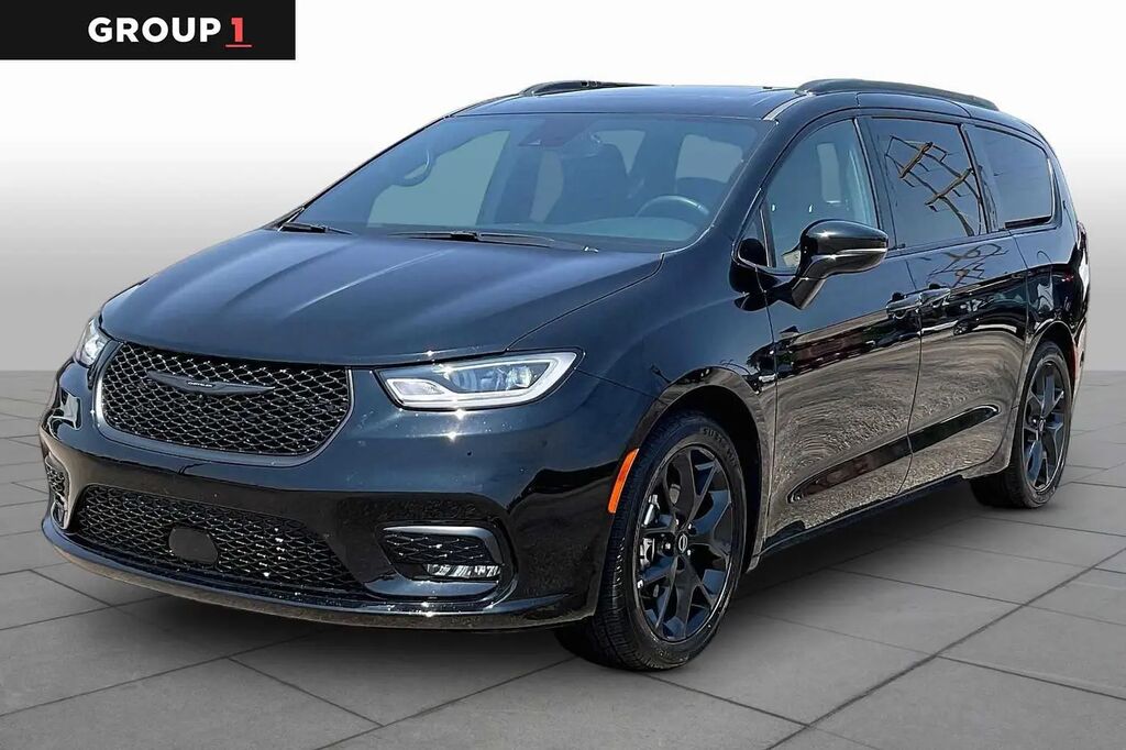 2025 Chrysler Pacifica Limited — photo 1 of 12