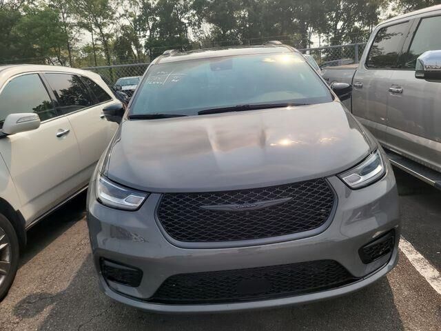 2025 Chrysler Pacifica Limited — photo 1 of 6