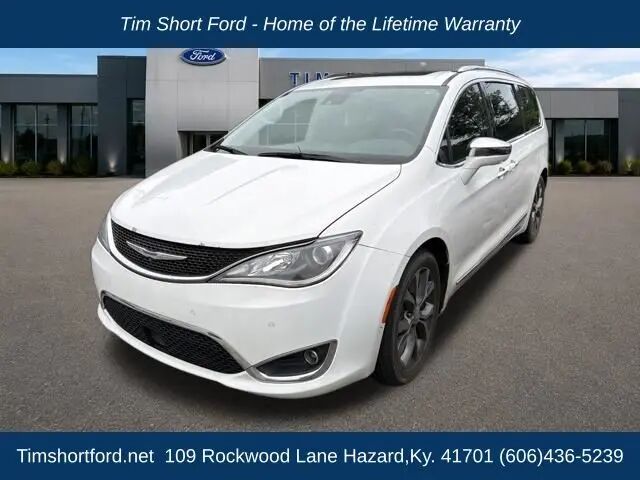 2018 Chrysler Pacifica Limited — photo 1 of 13