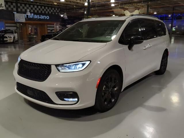 2025 Chrysler Pacifica Limited — photo 1 of 13