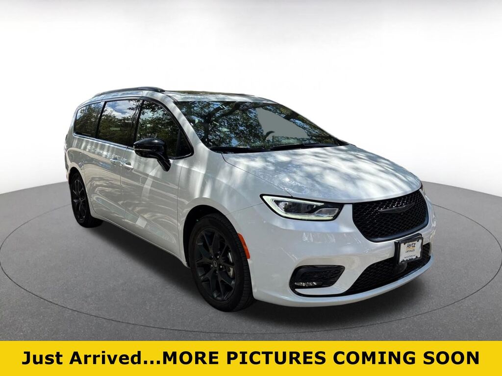 2025 Chrysler Pacifica Limited — photo 1 of 11