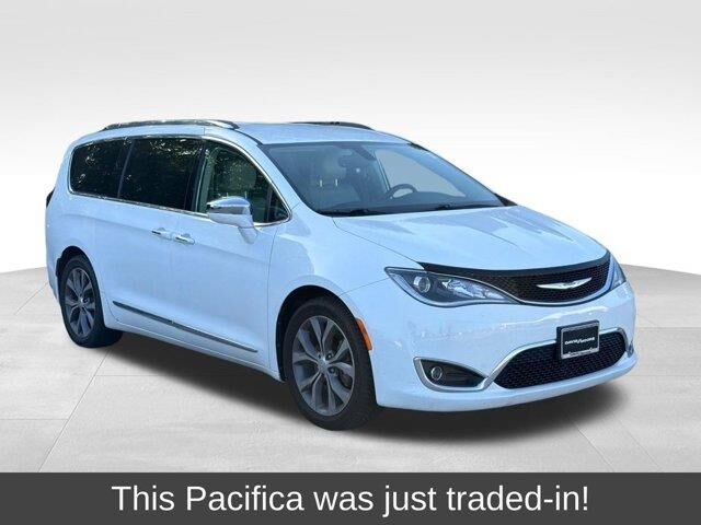 2018 Chrysler Pacifica Limited — photo 1 of 2