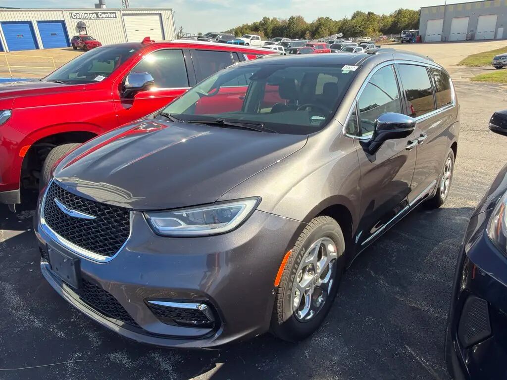 2022 Chrysler Pacifica Limited — photo 1 of 13