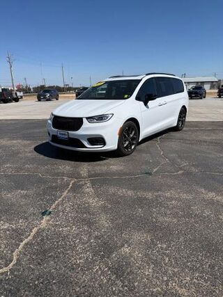 2025 Chrysler Pacifica Limited — photo 1 of 13