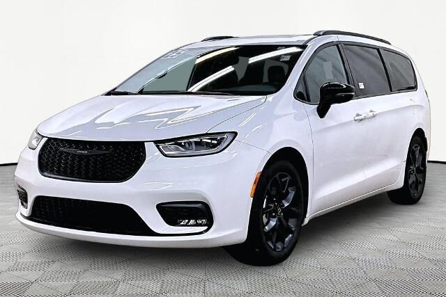 2025 Chrysler Pacifica Limited — photo 1 of 26
