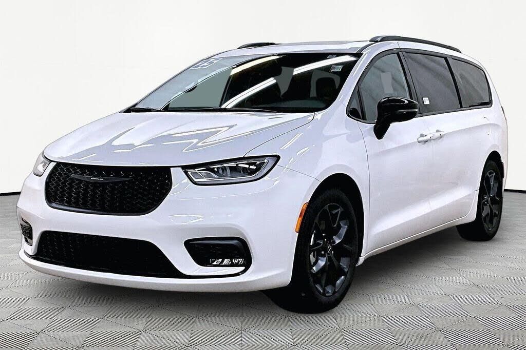 2025 Chrysler Pacifica Limited — photo 1 of 1