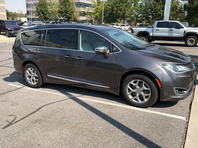 2017 Chrysler Pacifica Limited — photo 1 of 14