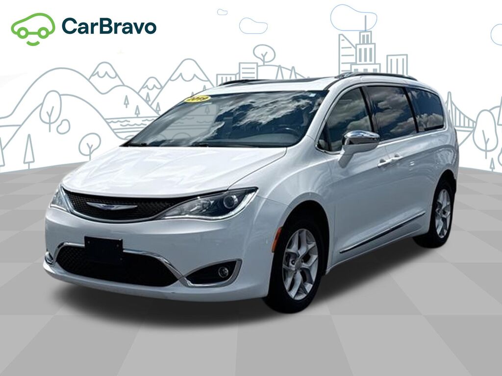 2019 Chrysler Pacifica Limited — photo 1 of 6