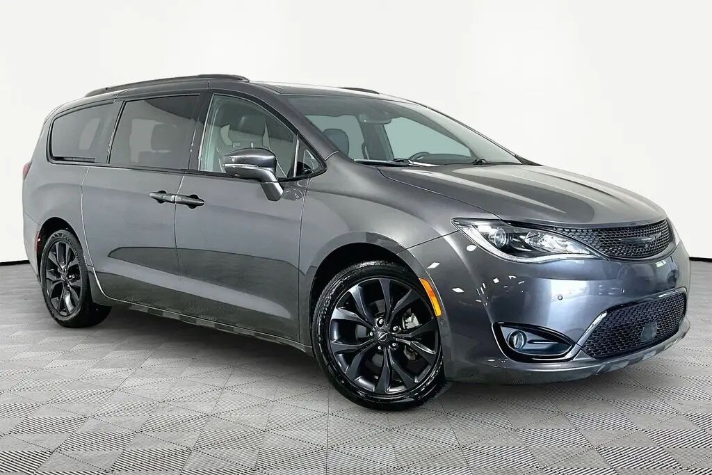 2020 Chrysler Pacifica Limited — photo 1 of 13