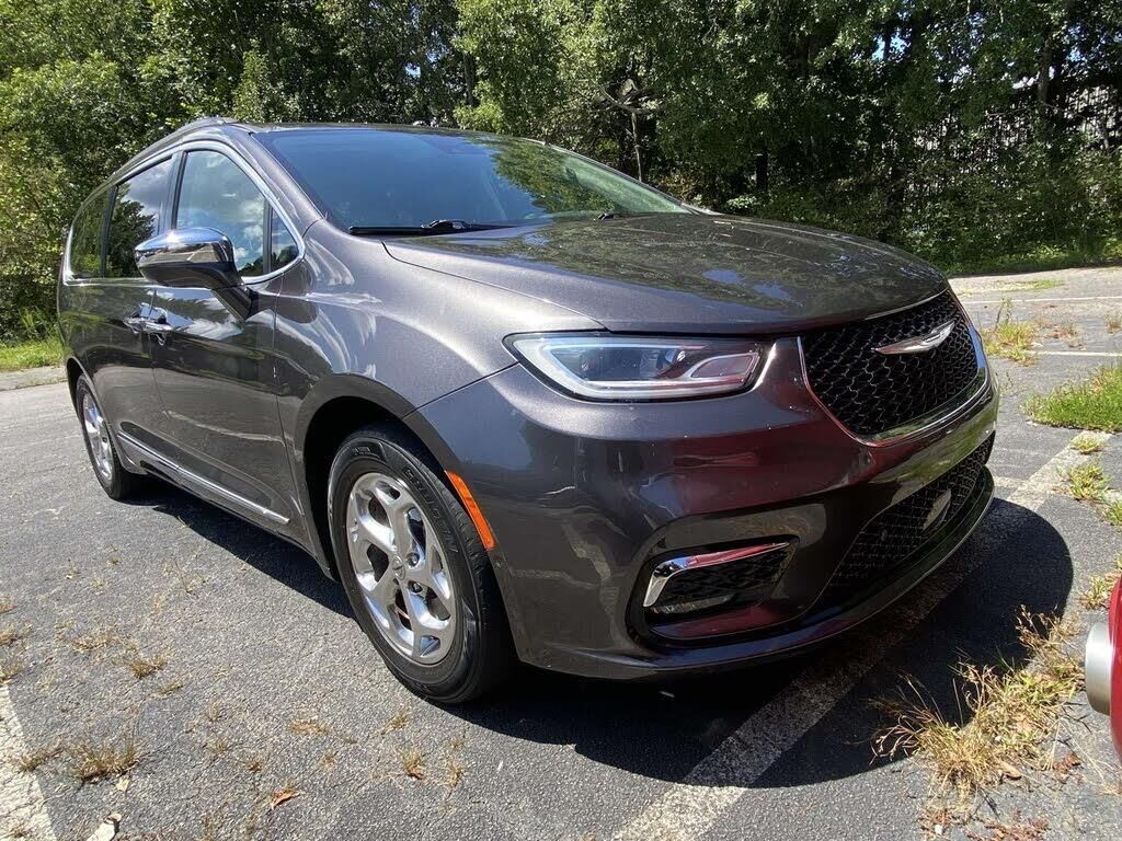 2022 Chrysler Pacifica Limited — photo 1 of 2