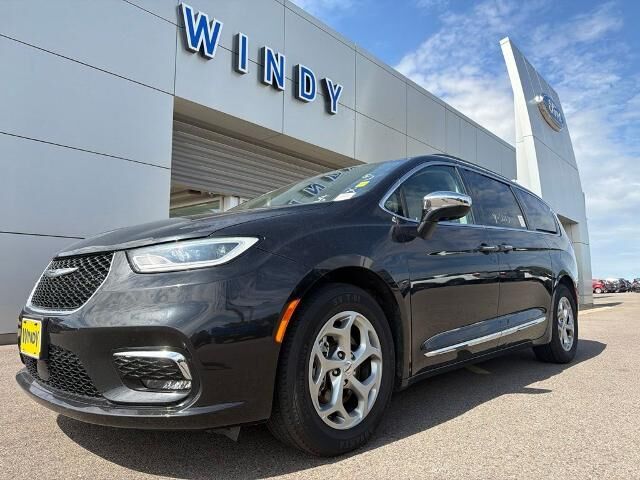 2023 Chrysler Pacifica Limited — photo 1 of 13