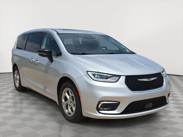 2024 Chrysler Pacifica Limited — photo 1 of 13