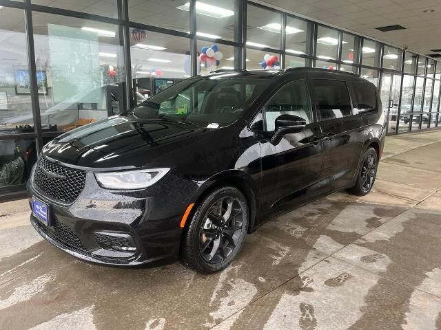 2025 Chrysler Pacifica Limited — photo 1 of 16