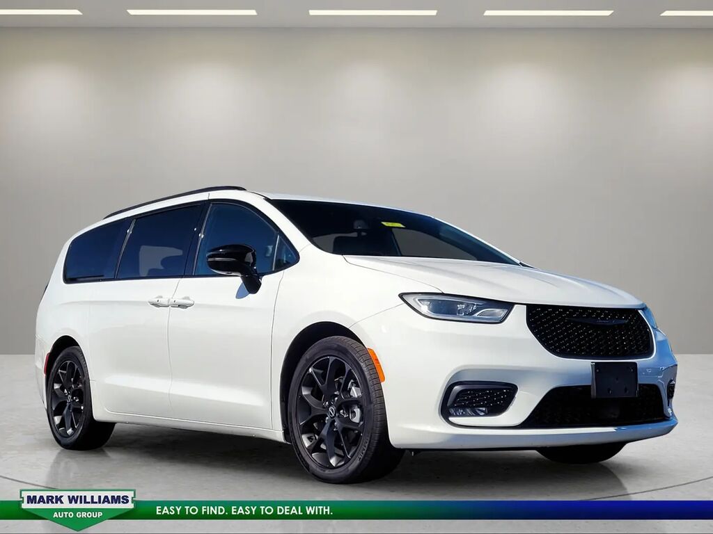 2025 Chrysler Pacifica Limited — photo 1 of 12