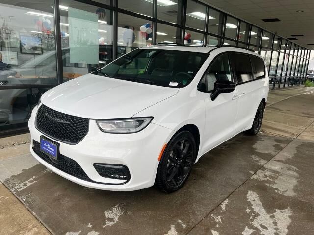 2025 Chrysler Pacifica Limited — photo 1 of 19