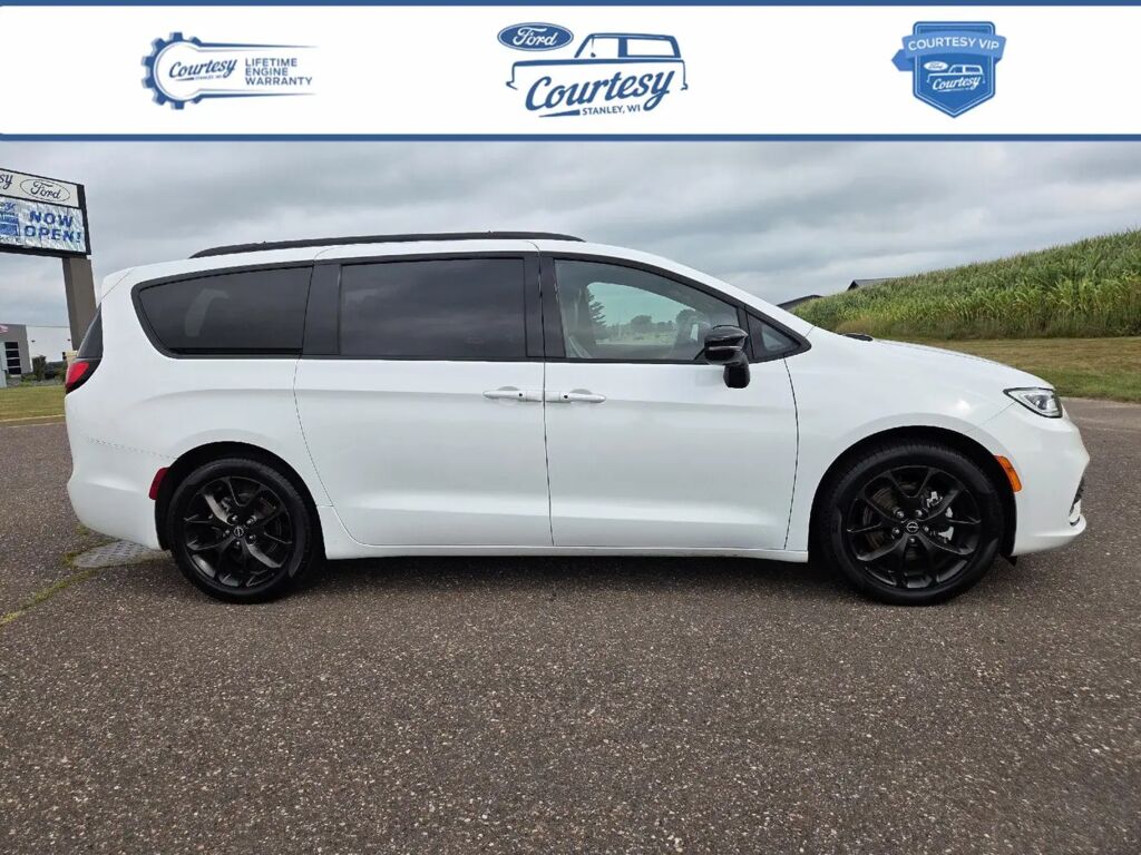 2026 Chrysler Pacifica Limited — photo 1 of 15