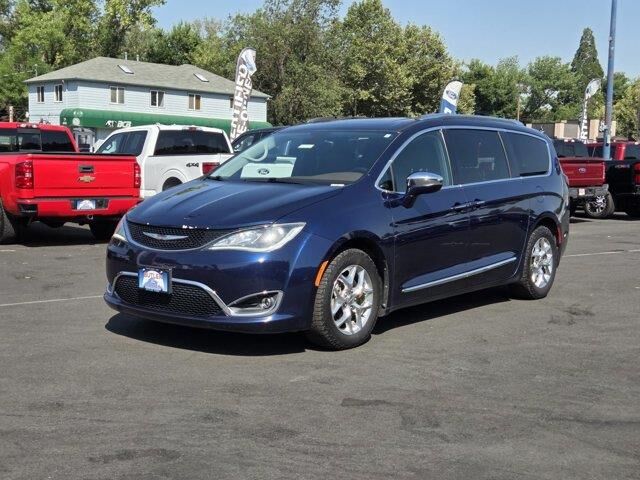 2017 Chrysler Pacifica Limited — photo 1 of 13