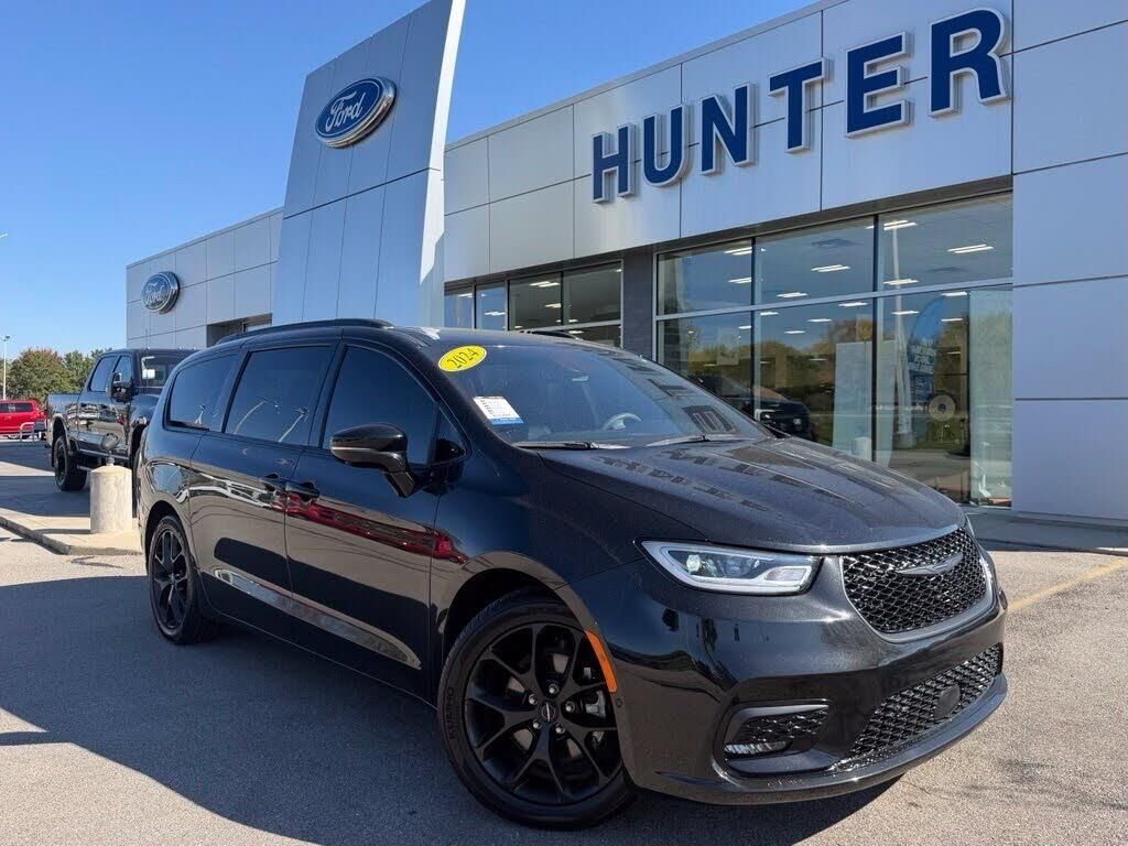 2024 Chrysler Pacifica Limited — photo 1 of 1