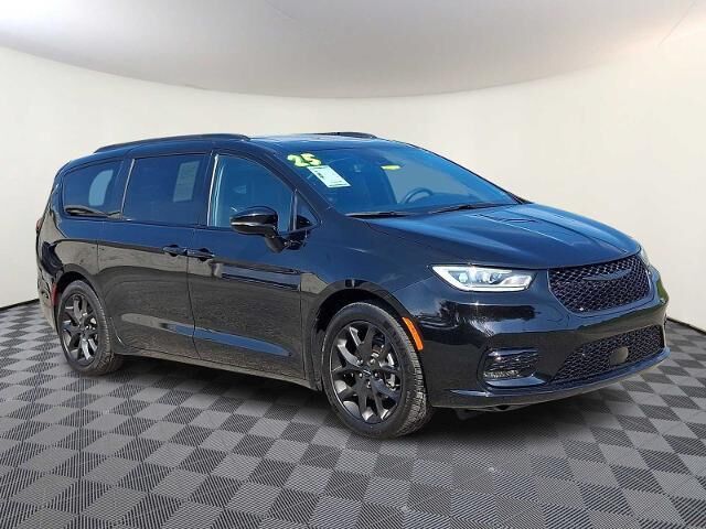 2025 Chrysler Pacifica Limited — photo 1 of 26
