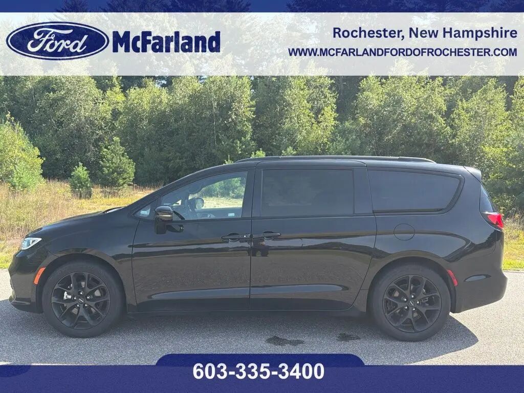 2025 Chrysler Pacifica Limited — photo 1 of 8