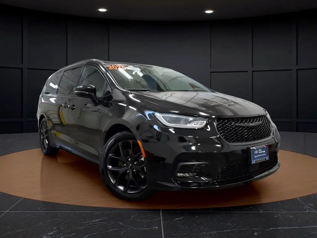 2025 Chrysler Pacifica Limited — photo 1 of 13