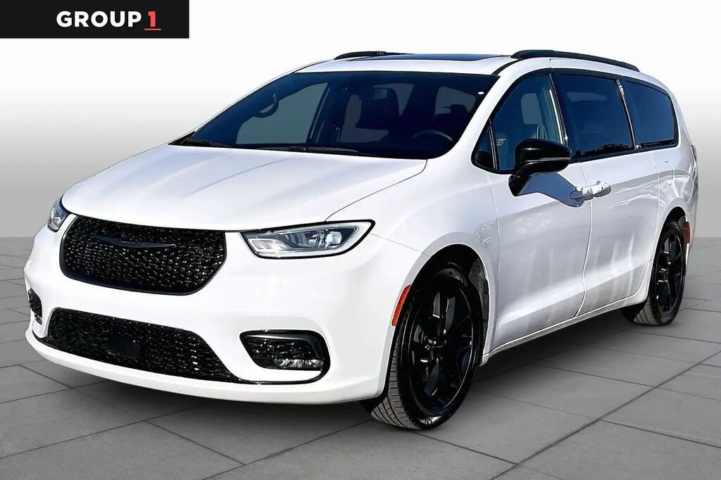 2025 Chrysler Pacifica Limited — photo 1 of 13