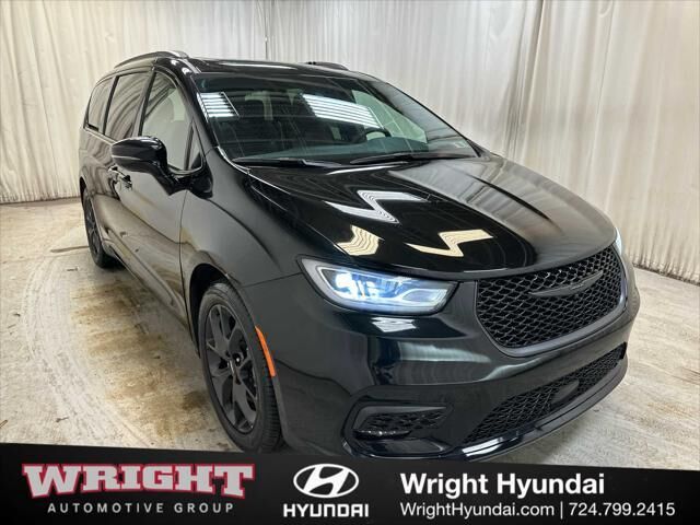 2025 Chrysler Pacifica Limited — photo 1 of 13