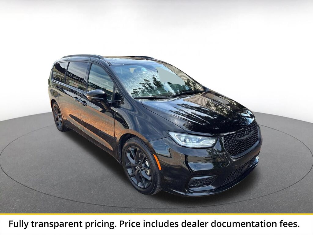 2025 Chrysler Pacifica Limited — photo 1 of 13