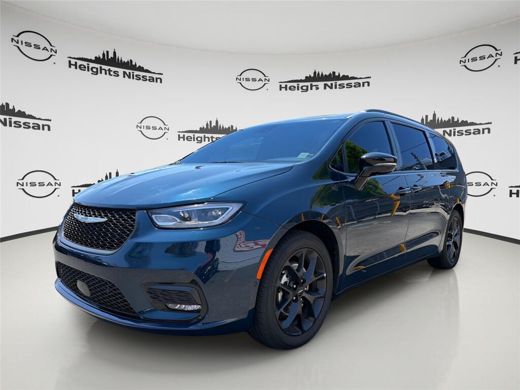 2025 Chrysler Pacifica Limited — photo 1 of 30