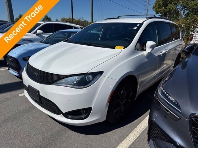 2019 Chrysler Pacifica Limited — photo 1 of 4