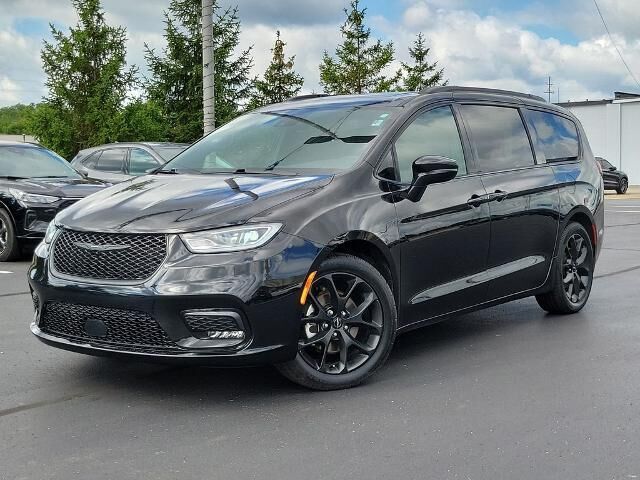 2025 Chrysler Pacifica Limited — photo 1 of 13