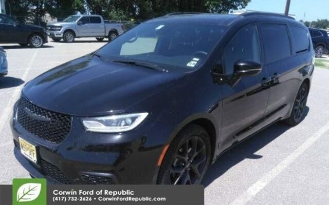 2025 Chrysler Pacifica Limited — photo 1 of 26